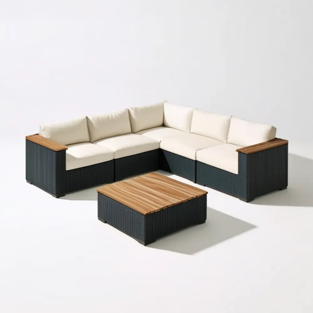 Narożna sofa ogrodowa z technorattanu PE 250 x 190 x 65 cm ze stolikiem 100 x 60 x 40 cm, czarna z kremowymi poduszkami